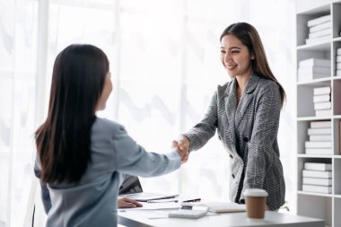 İş arkadaşı meslektaş konsepti, iş arkadaşı iş çıkışı beyin fırtınası yapmak ve yeni bir başlangıç stratejisi hakkında tartışmak için başarılı bir şekilde el sıkışıyor..