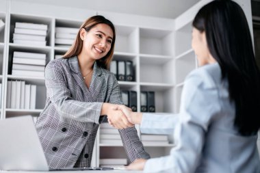 İş arkadaşı meslektaş konsepti, iş arkadaşı iş çıkışı beyin fırtınası yapmak ve yeni bir başlangıç stratejisi hakkında tartışmak için başarılı bir şekilde el sıkışıyor..