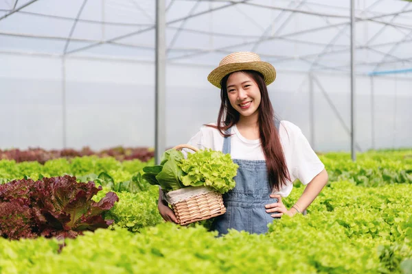 Femme Agriculteur Intelligent Tenant Tablette Travaillant Vérifiant Qualité Des Légumes — Photo