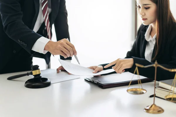 Vrouwelijke Advocaat Het Bezit Van Zakelijke Contract Document Lezen Details — Stockfoto