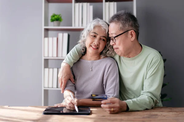 Senioren Paar Nutzt Digitales Tablet Und Kreditkarte Lebensversicherungen Kaufen Und — Stockfoto