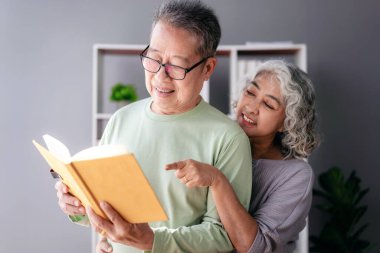 Son sınıf çifti sevgi dolu bir şekilde kucaklaşıp kitap okurken aynı zamanda huzurevinde dinlenmek için zaman geçiriyorlar..