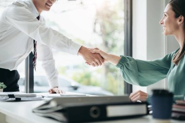 İş arkadaşı meslektaş konsepti, iş arkadaşı iş çıkışı beyin fırtınası yapmak ve yeni bir başlangıç stratejisi hakkında tartışmak için başarılı bir şekilde el sıkışıyor..