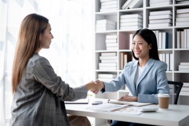 İş arkadaşı meslektaş konsepti, iş arkadaşı iş çıkışı beyin fırtınası yapmak ve yeni bir başlangıç stratejisi hakkında tartışmak için başarılı bir şekilde el sıkışıyor..