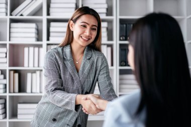 İş arkadaşı meslektaş konsepti, iş arkadaşı iş çıkışı beyin fırtınası yapmak ve yeni bir başlangıç stratejisi hakkında tartışmak için başarılı bir şekilde el sıkışıyor..