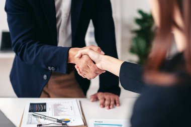 İş arkadaşı meslektaş konsepti, iş arkadaşı iş çıkışı beyin fırtınası yapmak ve yeni bir başlangıç stratejisi hakkında tartışmak için başarılı bir şekilde el sıkışıyor..