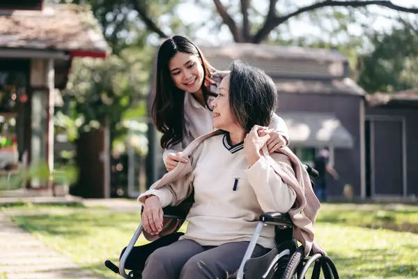Starszy Wózku Inwalidzkim Córka Koncepcji Rodziny Młoda Azjatycka Kobieta Koc — Zdjęcie stockowe