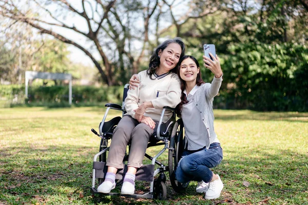 Senior Tolószék Lánya Családi Koncepció Fiatal Ázsiai Ölelés Selfie Okostelefonon — Stock Fotó