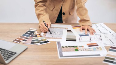 Modern ofis dizüstü bilgisayarında inşaat projesini planlarken tasarım ve tasarım için çalışan kadın mimar..