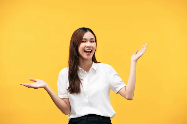 Junge Asiatische Frau Trägt Weißes Kurzarmshirt Und Lächelt Während Sie — Stockfoto