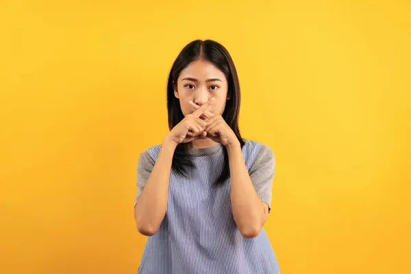 Mladá Asijská Žena Ležérní Oblečení Dělat Tiché Gesto Ukazováčkem Kříž — Stock fotografie