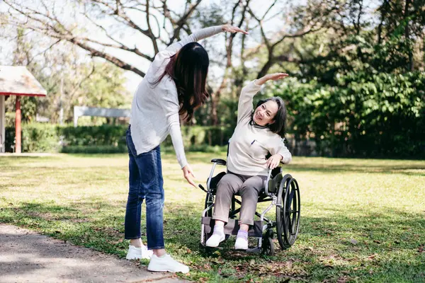 Senior Wózku Inwalidzkim Córka Koncepcji Rodziny Młoda Azjatka Ćwiczenia Matką — Zdjęcie stockowe