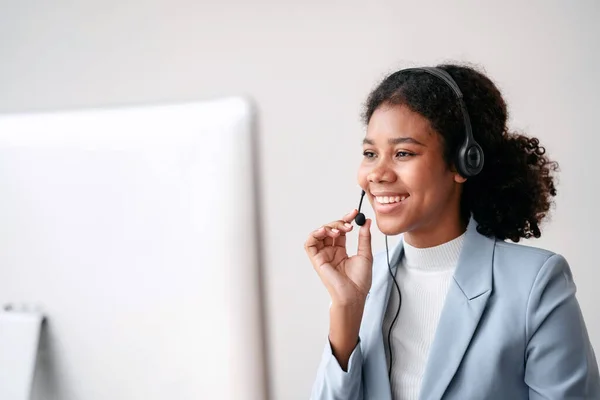 Kvinnligt Callcenter Ger Information Till Kund Som Ringer Efter Hjälp — Stockfoto