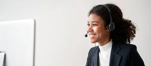 Female Call Center Provides Information Customer Calling Help Contact Service — Stock Photo, Image