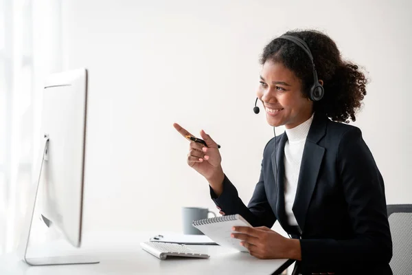 Kvinnligt Callcenter Ger Information Till Kund Som Ringer Efter Hjälp — Stockfoto