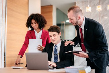 İş dünyası takım çalışması kavramı, iş arkadaşları, yeni bir iş kurma finansmanı stratejisi ve ofiste bir araya gelme stratejisi hakkında fikir alışverişinde bulunma ve tartışma konusunda işbirliği yapıyor..