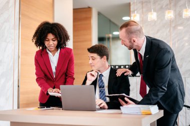 İş dünyası takım çalışması kavramı, iş arkadaşları, yeni bir iş kurma finansmanı stratejisi ve ofiste bir araya gelme stratejisi hakkında fikir alışverişinde bulunma ve tartışma konusunda işbirliği yapıyor..