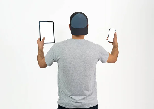 近照年轻男孩戴帽子和使用智能手机与屏幕模拟在孤立的背景下 图库图片