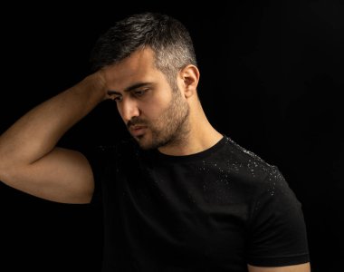 Kepekli ya da kaşındıran saçlı bir adamın portresi. Saç bakımı, kepek ve dermatit kavramı.