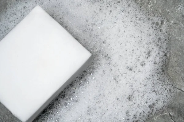 关闭照片白色海绵和泡沫或肥皂泡沫作为卫生和卫生的象征 清洁及洗涤服务的组合 免版税图库图片