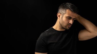 Kepekli ya da kaşındıran saçlı bir adamın portresi. Saç bakımı, kepek ve dermatit kavramı.