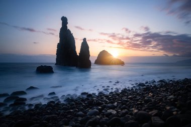 Ribeira de Janela, Madeira, Portekiz 'de popüler rock' ın güzel gündoğumu. Atlantik Okyanusu 'ndaki pürüzlü ada sabah ışığıyla aydınlandı..