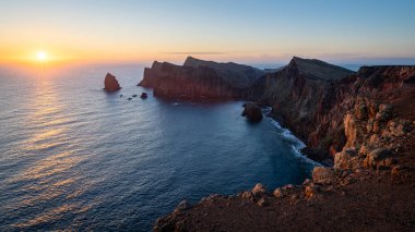 Sao Lourenco yarımadasının yanındaki Atlantik Okyanusu 'nun üzerinde gün doğumu. Madeira Adası, Portekiz, Avrupa 'da ünlü yürüyüş merkezi..