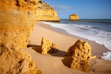 Güzel boş Praia da Marinha ve altın kumlar. Portekiz, Avrupa 'nın Algarve bölgesinin ünlü huzurlu plajı..