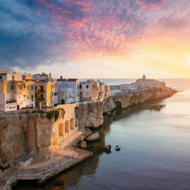 Güzel Vieste 'de renkli bir gün doğumu, Gargano Yarımadası, İtalya. Adriyatik Denizi kıyısında romantik bir atmosfer.