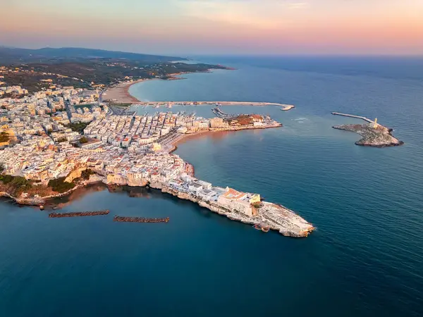 İtalya, Puglia 'daki Gargano yarımadasındaki güzel ve romantik Vieste kasabasının hava manzarası..