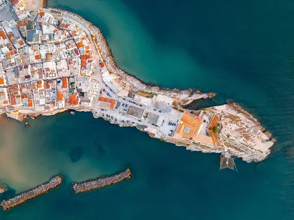 İtalya, Puglia 'daki Gargano yarımadasındaki güzel ve romantik Vieste kasabasının hava manzarası..