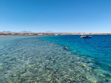 Güzel deniz manzarası, beyaz tekne ve mavi gölgeler.