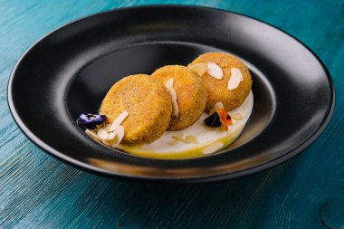 Crumbly cottage cheese and almond cookies