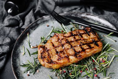 porsiyon sulu ızgara biftek ve biberli biftek.