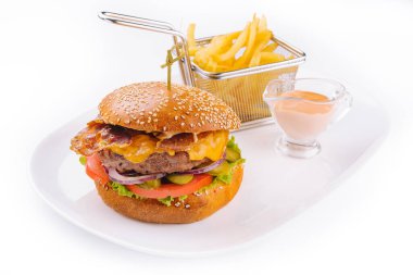 Sığır eti burger pastırma ve patates kızartması ile