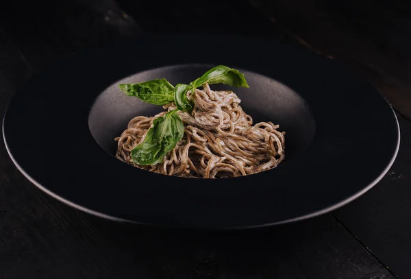Soba Noodles Black Plate — Foto de Stock