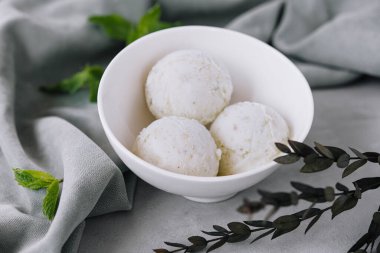 Vanilla ice cream balls with mint