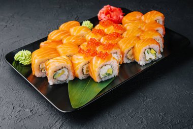 Somon, karides, avokado ve krem peynirli Philadelphia suşisi.