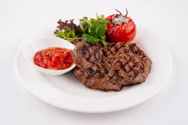 ızgara dana biftek beyaz plaka üzerinde