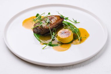 Dana madalyon veya Mignon patates püresi ile