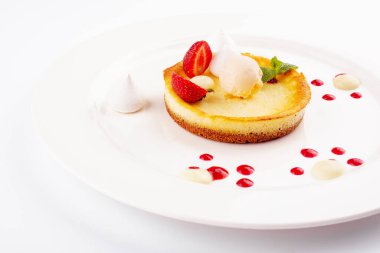 Taze çilek ve vanilya kremalı tart.