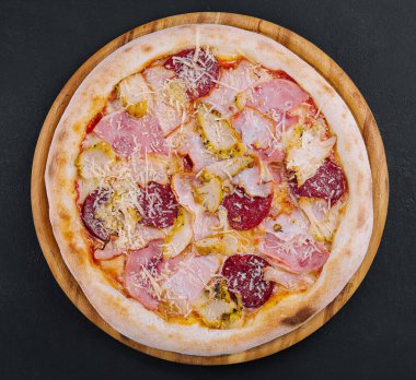 pizza with ham, pepperoni and chicken