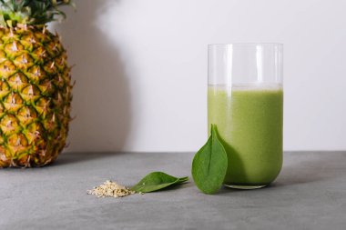 Glass of spinach detox juice with fruits