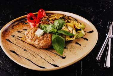 Tabakta sebzeli ızgara et.