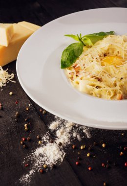Carbonara makarna çiğ yumurta, domuz pastırması ve parmesan peyniri ile