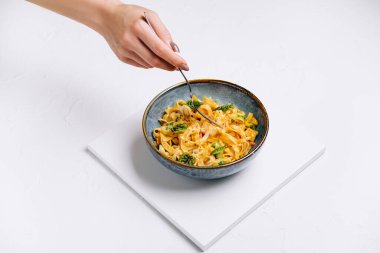 pasta with green peas, chicken and cream sauce