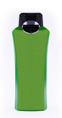 Beyaz arka plan üzerinde izole yeşil şampuan şişesi