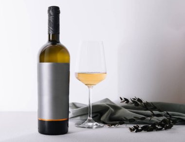 cam ve beyaz şarap şişe