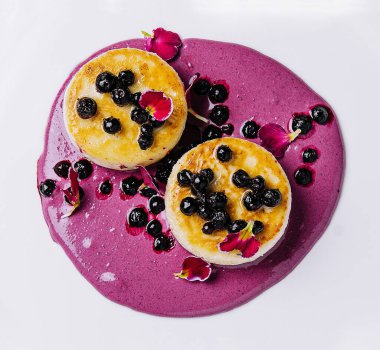 Cottage cheese pancakes with currant syrup