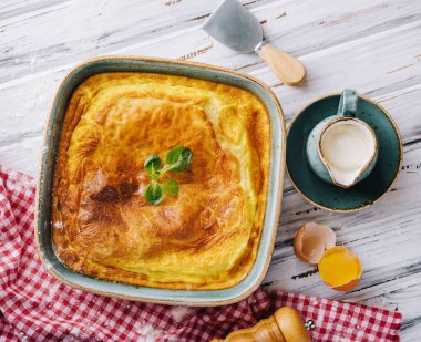 Tahta masada etli ve fesleğenli lezzetli turta.